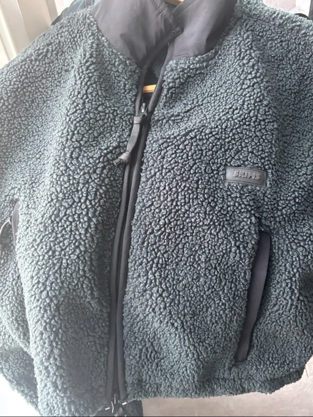 SKIMS Teddy Cropped Zip-Up Jacket - Picture 10 of 11